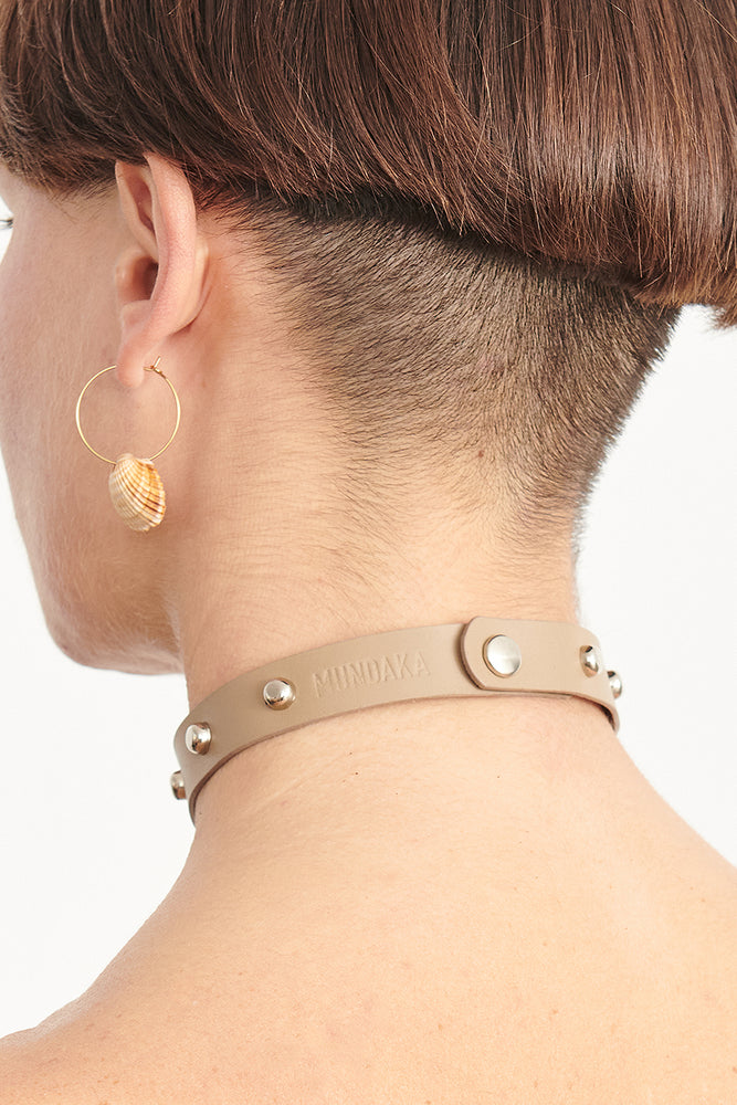 Leather choker with eyelts | taupe