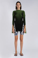 Bicolor long sweater in green and black with side openings and split cuffs.