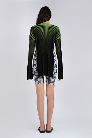 Bicolor long sweater in green and black with side openings and split cuffs.